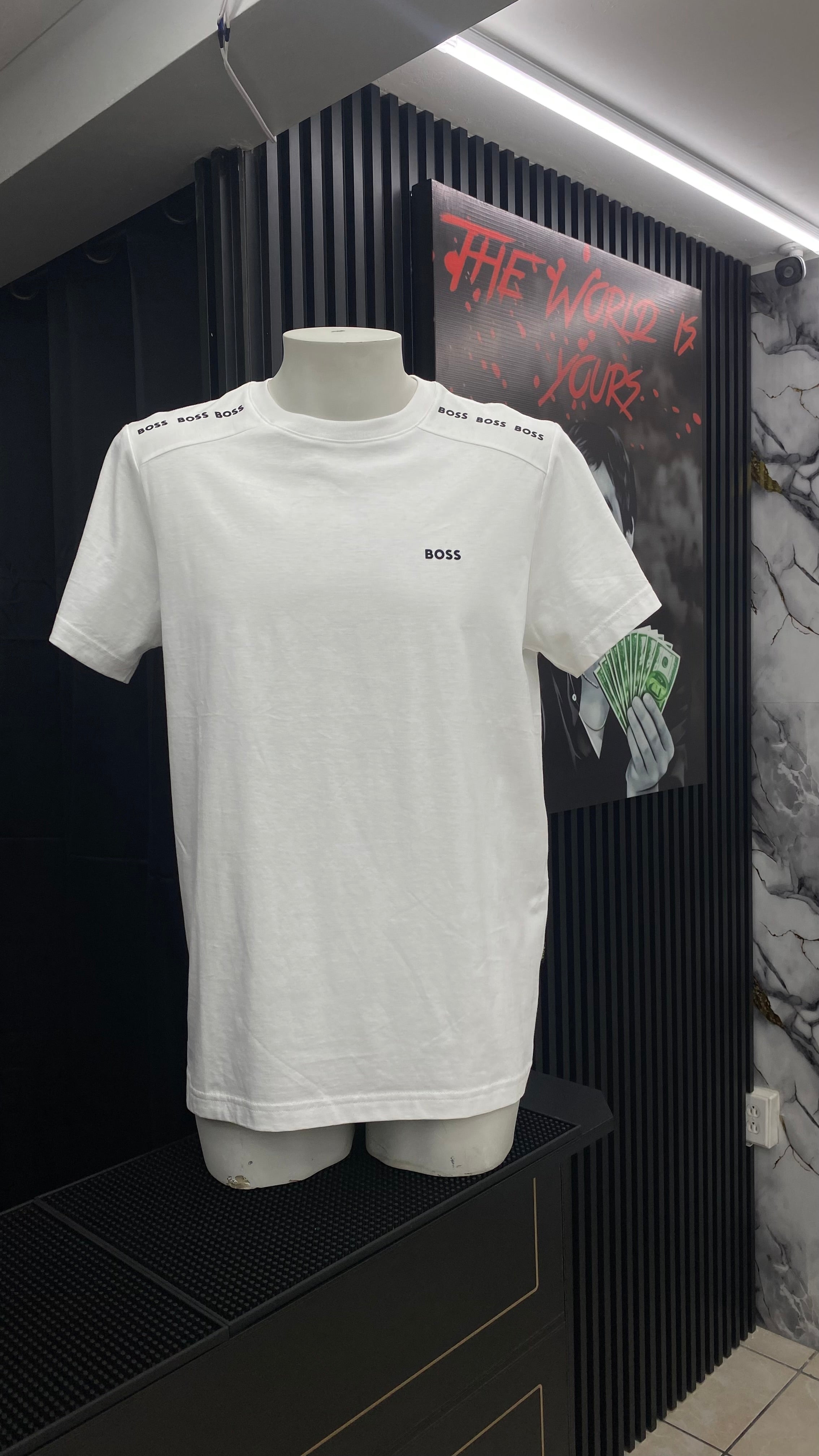 Playera BOSS Premium con Detalle de Logo en Hombros