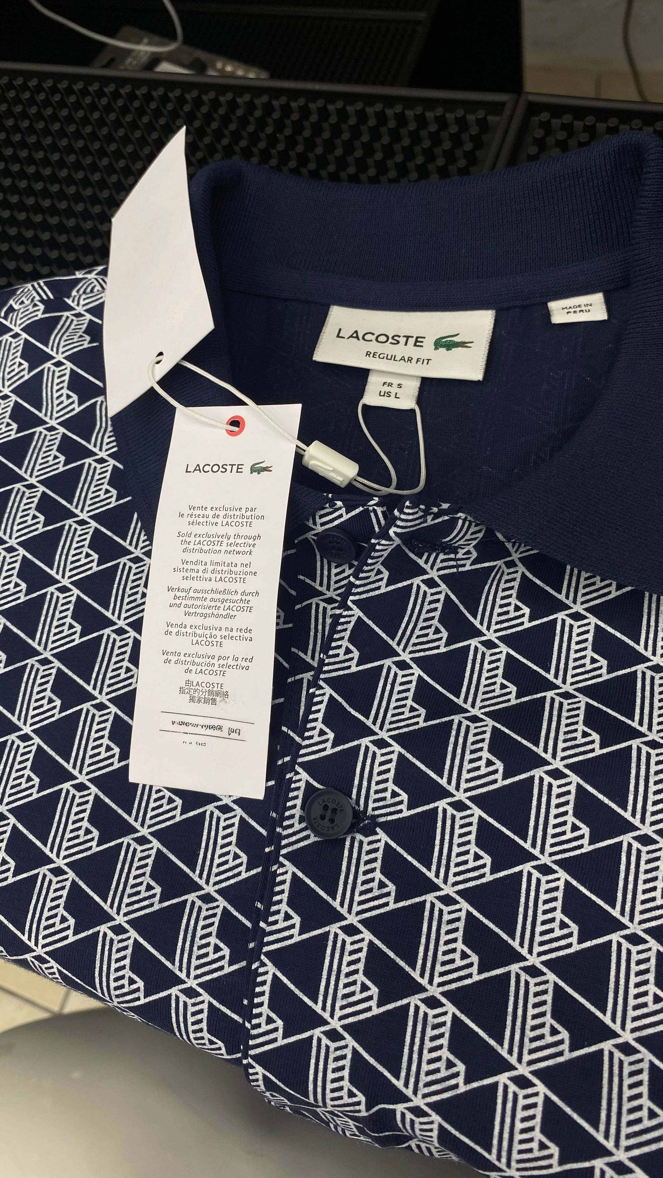 Polo Lacoste con Patrón Geométrico Exclusivo
