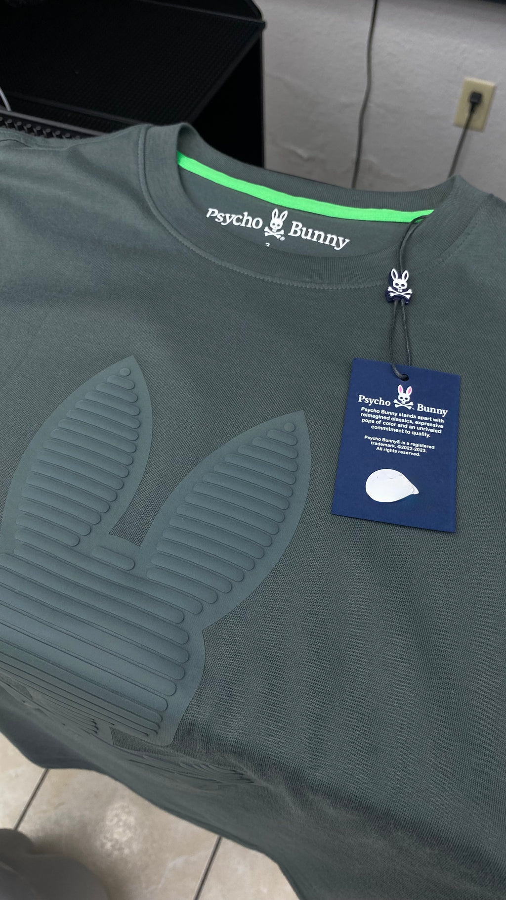 ⁠Playera Psycho Bunny Original Gráfico Texturizado / Verde Militar⁠ talla S