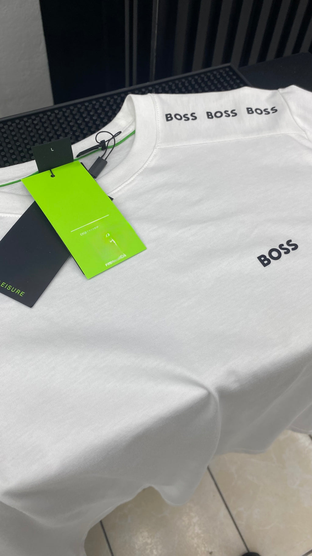 Playera BOSS Premium con Detalle de Logo en Hombros