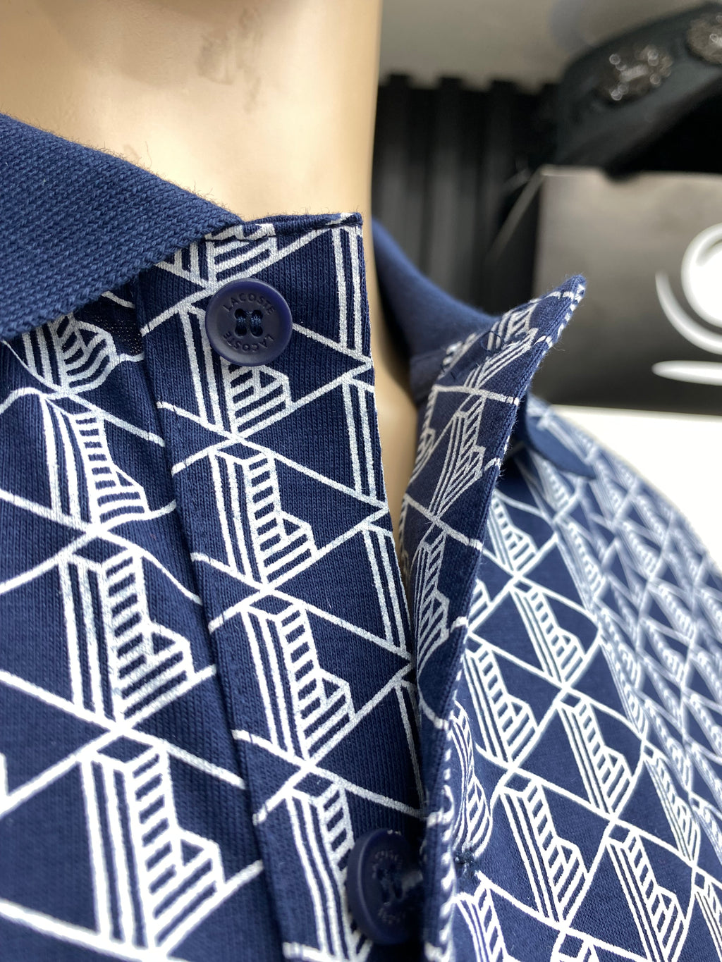Polo Lacoste con Patrón Geométrico Exclusivo
