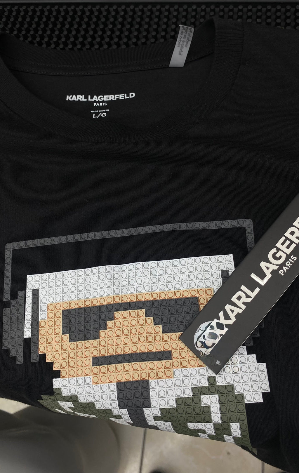 Karl Lagerfeld - Camiseta Gráfica Pixel Art (Negro)