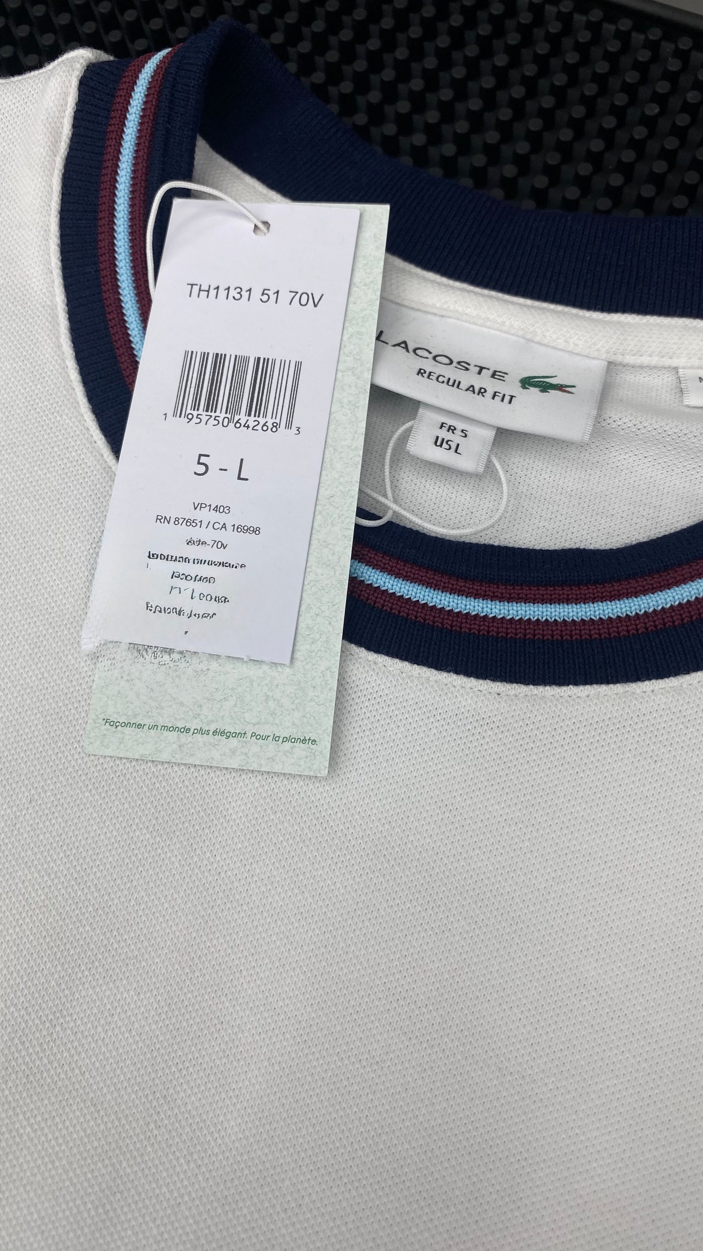 Playera Lacoste Regular Fit con Cuello Ribeteado (Blanca)