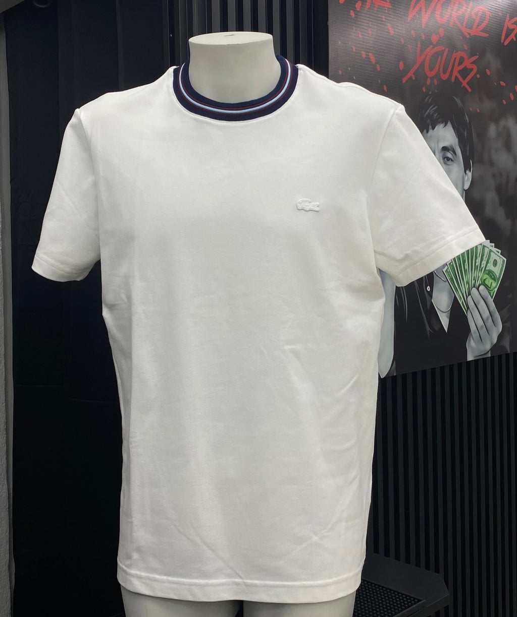 Playera Lacoste Regular Fit con Cuello Ribeteado (Blanca)